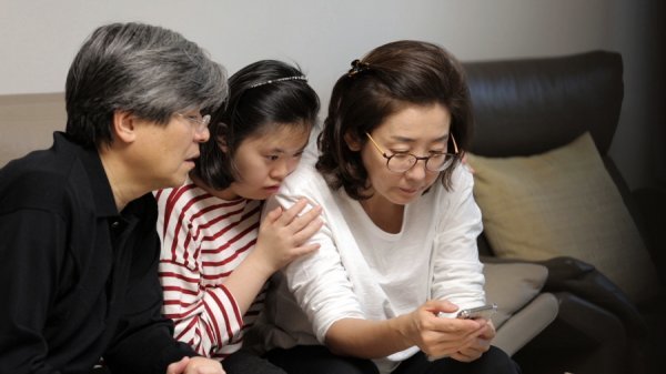 Former lawmaker Politians Na Kyung-won joins the Taste of Wife and unveils the veiled family and everyday life for the first time.In the 130th episode of the TV CHOSUN entertainment program Taste of Wife (hereinafter referred to as Taste of Wife), which will be broadcast on January 5 (Tuesday), former lawmaker Na Kyung-won, who entered the 18th year of his political career, will appear and show his life as a wife and mother hidden behind the Politians.In addition, the first female Politians appeared in the history of Taste of Wife, and attention is focused.Above all, Na Kyung-won introduces the whole family from Taste of Wife to Judge Husband Kim Jae-ho, children, and father from the Air Force.First, Na Kyung-won, unlike the strong and intellectual Politic images that were mainly revealed through the media, gave a charm of reversal with a humane aspect in the house.Na Kyung-won, who was shaking the tambourine to the drum beat played by his daughter, became a rich man who danced without being able to play the excitement.Jang Young-ran, who watched this, had a surprise dance party and Na Kyung-won, who was embarrassed for a while, soon enjoyed dancing with Amatpam and gave a sense of entertainment that reversed the studio.Na Kyung-won also revealed a full story during her romance with Judge Husband Kim Jae-ho.The two who were CC in Seoul National University Law Department developed from motive to lover and it was revealed that Kim Jae-ho, who went to the army, was a steamed rubber shoes couple waiting for Na Kyung-won.Na Kyung-won, who had just entered the 34th year of marriage, conveyed the behind-the-scenes of her daughter Husband, who has been concentrating on her daughter for 29 years, and hopes are gathering about what she will look like, Mom Na Kyung-won, which was behind her brilliant rhetoric and cool charisma.In 2021, Taste of Wife will continue to have a wider range of fun and warmer stories through new characters, the production team said. Na Kyung-won, a former lawmaker, made a deep impression on the filming with a relaxed attitude that put down the weight of the Politians.This broadcast will reveal a new look at Na Kyung-won in the 18th year of his political career, he said.Meanwhile, the 130th episode of the TV CHOSUN entertainment program Taste of Wife, which is nowhere in the world, will be broadcast at 10 p.m. on the 5th (Tuesday).