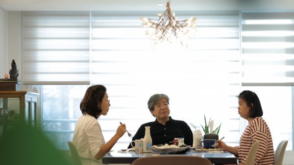 Former lawmaker Politians Na Kyung-won joins the Taste of Wife and unveils the veiled family and everyday life for the first time.In the 130th episode of the TV CHOSUN entertainment program Taste of Wife (hereinafter referred to as Taste of Wife), which will be broadcast on January 5 (Tuesday), former lawmaker Na Kyung-won, who entered the 18th year of his political career, will appear and show his life as a wife and mother hidden behind the Politians.In addition, the first female Politians appeared in the history of Taste of Wife, and attention is focused.Above all, Na Kyung-won introduces the whole family from Taste of Wife to Judge Husband Kim Jae-ho, children, and father from the Air Force.First, Na Kyung-won, unlike the strong and intellectual Politic images that were mainly revealed through the media, gave a charm of reversal with a humane aspect in the house.Na Kyung-won, who was shaking the tambourine to the drum beat played by his daughter, became a rich man who danced without being able to play the excitement.Jang Young-ran, who watched this, had a surprise dance party and Na Kyung-won, who was embarrassed for a while, soon enjoyed dancing with Amatpam and gave a sense of entertainment that reversed the studio.Na Kyung-won also revealed a full story during her romance with Judge Husband Kim Jae-ho.The two who were CC in Seoul National University Law Department developed from motive to lover and it was revealed that Kim Jae-ho, who went to the army, was a steamed rubber shoes couple waiting for Na Kyung-won.Na Kyung-won, who had just entered the 34th year of marriage, conveyed the behind-the-scenes of her daughter Husband, who has been concentrating on her daughter for 29 years, and hopes are gathering about what she will look like, Mom Na Kyung-won, which was behind her brilliant rhetoric and cool charisma.In 2021, Taste of Wife will continue to have a wider range of fun and warmer stories through new characters, the production team said. Na Kyung-won, a former lawmaker, made a deep impression on the filming with a relaxed attitude that put down the weight of the Politians.This broadcast will reveal a new look at Na Kyung-won in the 18th year of his political career, he said.Meanwhile, the 130th episode of the TV CHOSUN entertainment program Taste of Wife, which is nowhere in the world, will be broadcast at 10 p.m. on the 5th (Tuesday).