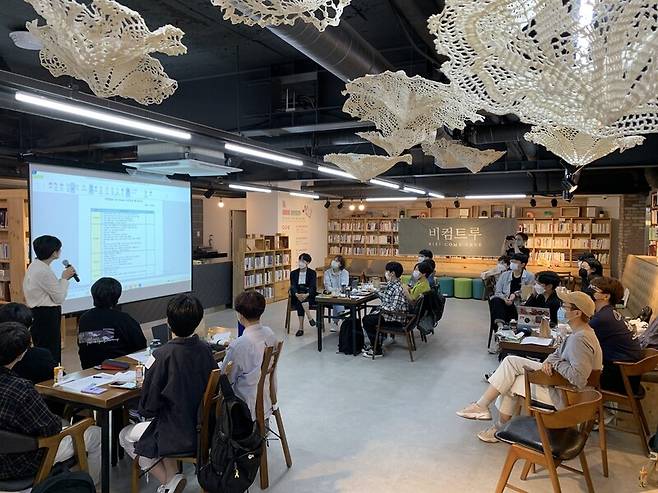 지난해 9월 비컴트루가 광주여성가족재단 북카페에서 연 <비상: 비혼여성들의 주거상상> 워크숍의 모습. 비컴트루 제공