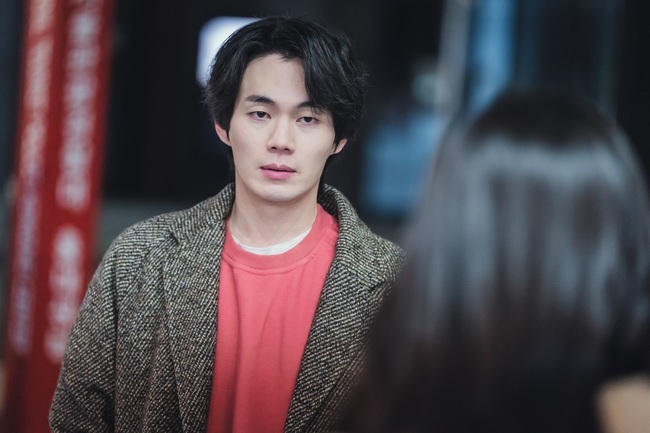 The violent farewell scene of Han Ji-eun and Ryu Kyong-su, the Love Law of Terrace House, was captured.KakaoTVs OLizzynal Drama Love Law of Terrace House released the images of Oh Sun-young (Han Ji-eun) and Kang Gun (Ryu Kyong-su) who are celebrating the moment of separation in the middle of the middle of the winter road on January 5.Here, the unexpected meeting between Oh Dong-sik (Choi Min-ho) and Kang Gun is revealed and adds to expectations.Terrace Houses Love Law, which opened with the subtitle My Lovely Camera Thief, is open to various romances and is making viewers react with interest.A year ago, focusing on the unpredictable romance of Park Jae-won (Ji Chang-wook) and Lee Eun-oh (Kim Ji-won), who fell in love fatefully in Yangyang, they shared the story of long-time lovers Choi Kyung-joon (Kim Min-seok) and Seo Lin-yi (Sommain actor), and Oh Sun-young and Kang Gun, who had an unforgettable first encounter, and presented heart-wrenching excitement and real sympathy at the same time.Especially, the unique development method that combines interview and episode, and the rapid development that matches mobile optimization drama, have increased the immersion of viewers.Episodes that add sensuous and fresh production, depth of empathy, and life romance, which the ambassadors have to meet and fall into, are being drawn.As the honest talk of Terrace House about love continues, questions are also rising about their past and current romance.In the meantime, the photo released on the day stimulates curiosity with the first meeting that was hot and the appearance of Oh Sun-young and Kang Gun who raised the curiosity with a strong interview.Two people confront each other in the middle of the street in the middle of winter, and the moment of separation with cold air was caught.Oh Sun-young and Kang Gun, who had been favorable since the first meeting, but now the cold eyes raise the curiosity about the story of the past.In addition, a new person appears in the photo that follows, raising interest. After the farewell, Kang Gun, who stood at the bus stop trembling, accidentally faces Oh Dong-sik (Choi Min-ho).The unusual first meeting between Oh Dong-sik and Kang Gun, which is familiar, is expected to bring about the fun of the game.The production team said, In the 5th episode, the honest story of Terrace House about organization of things after breakup begins with the farewell episode of Oh Sun-young and Kang Gun.If you listen to their answers, you will think of my past love by yourself.  Please expect Choi Min-ho, who foresaw his first appearance starting from the 5th, to play a role. KakaoTV OLizzyn Drama Love Law of Terrace House was produced by writing and drawings that planned and produced Misty and Romance is a separate book appendix.The fifth episode will be released on January 5 at 5 p.m. on KakaoTV.