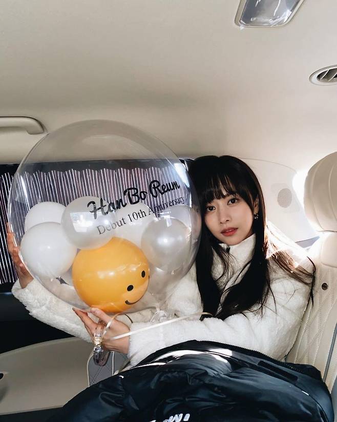 Actor Han Bo-reum has welcomed the debut tenth anniversary.On January 5, Han Bo-reum posted a picture on his instagram with an article entitled I love you warm heart, thank you so much for celebrating tenth anniversary.Han Bo-reum in the public photo is making a sad look with a balloon with a debut tenth anniversary congratulatory phrase.Han Bo-reum expressed his gratitude with the phrase of sincere heart as if he were impressed by his acquaintances celebration.