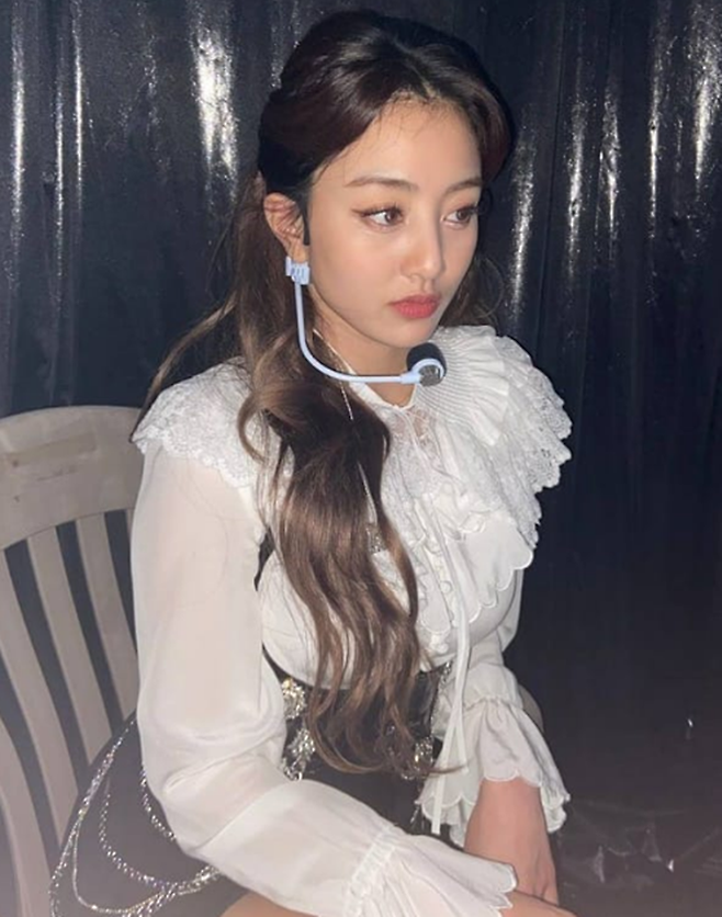 Group TWICE Jihyo showed off her fairy figureOn the 5th, TWICE official Instagram posted a picture of Jihyo with the article Thank you always, please do well in the new year.The photo released showed Jihyo waiting before going on stage, matching a white lace blouse and a chained black suspender skirt.He boasts a fairy beauty that doesnt even pop the Flash - with perfect features and chic chic facial expressions, fans are hearty.Fans responded with responses such as Jihyo is the best leader, It is really attractive and I love Jihyo Queen.Meanwhile, TWICE, which Jihyo belongs to, released its digital single Cry for Me (CRY FOR ME) in December.PhotoTWICE Official SNS