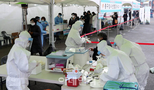 신종 코로나바이러스 감염증(코로나19) 확진자가 전날 대비 1046명이 추가된 지난달 29일 오전 서울역 임시선별진료소를 찾은 시민들이 검사를 받고 있다. (사진=이데일리 DB)