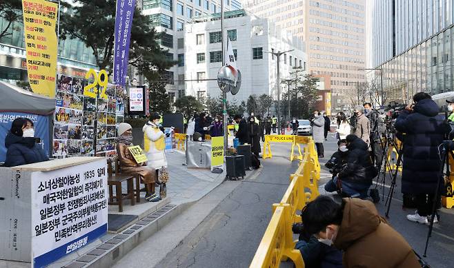 6일 서울 종로구 옛 일본대사관 앞에서 열린 제1473차 ‘일본군 성노예제 문제해결을 위한 정기 수요시위’ 기자회견이 열리고 있다.(사진=뉴스1)