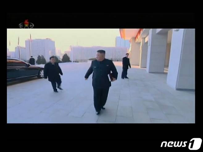 북한 김정은 국무위원장이 제8차 노동당 대회에 참석하기 위해 4·25문화회관에 도착했다고 조선중앙TV가 6일 보도했다. 김 위원장은 이날 검은색 인민복을 입고 노트 한권을 들고 등장했다. (조선중앙TV 갈무리)
