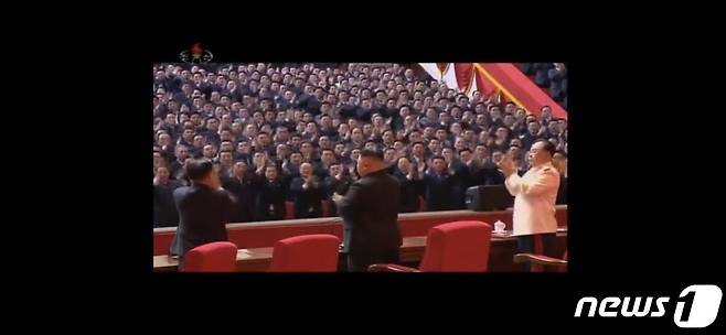 북한 제8차 노동당 대회가 5일 4·25문화회관에서 열렸다고 조선중앙TV가 6일 보도했다. 이날 개막식에는 당 중앙지도기관 250명과 각급 조직에서 선출된 대표자 4750명, 방청자 2000명이 참가했다. (조선중앙TV 갈무리)