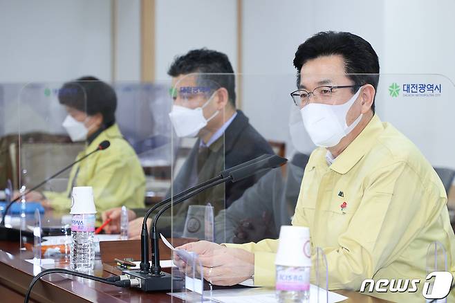 허태정 대전시장이 6일 대한요양병원협회 대전회 임원진들을 만나 코로나 19 방역강화 등을 요청하고 있다.(대전시 제공) ©뉴스1
