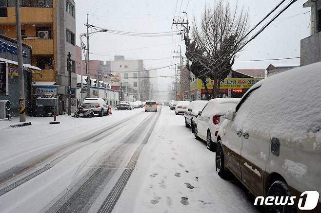 밤사이 6.2㎝ 눈이 쌓인 지난해 12월30일 오전 광주 북구 중흥동 한 거리 눈이 쌓여 있다.2020.12.30/뉴스1 © News1
