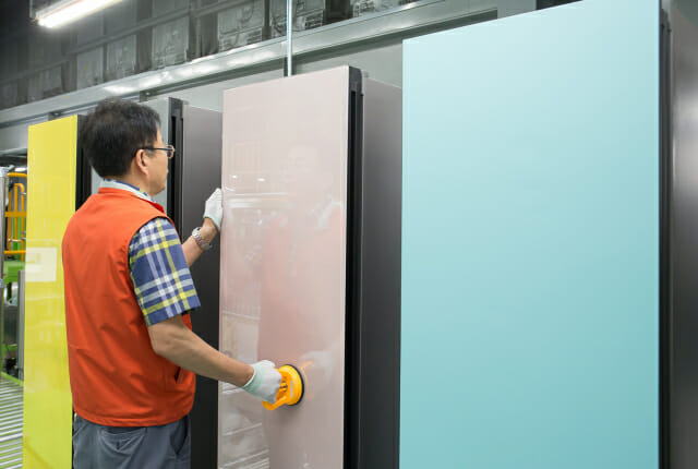 광주광역시 광산구 하남산단 6번로에 위치한 삼성전자 광주사업장에서 직원들이 개개인의 라이프스타일에 따라 자유로운 조합이 가능한 모듈러 타입의 ‘비스포크 냉장고’를 생산하고 있다.(사진=삼성전자)