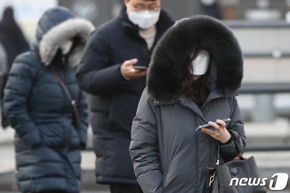 절기상 가장 추운 시기 '소한(小寒)'인 지난 5일 오전 서울 종로구 광화문 네거리에서 두꺼운 옷차림으로 중무장한 시민들이 출근하고 있다. 뉴스1 제공