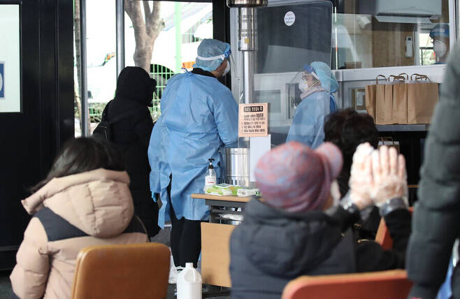 A temporary screening center set up in front of Dongjak District Public Health Center in Seoul. (Yonhap News)