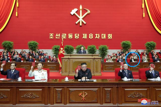 북한 노동당 제8차 대회가 지난 5일 평양에서 개막했다고 조선중앙통신이 6일 보도했다. 김여정 제1부부장(파란색 동그라미)의 모습도 보인다. 평양 조선중앙통신=연합뉴스