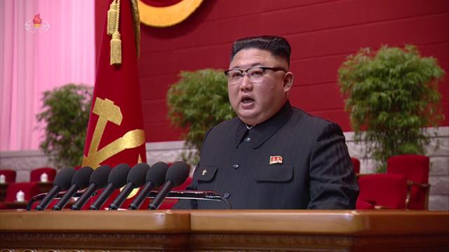북한 조선중앙TV는 노동당 제8차 대회가 5일 평양에서 김정은 국무위원장이 참석한 가운데 개막했다고 6일 방송했다. 사진은 김 위원장이 개회사를 하는 모습. 조선중앙TV 캡처 뉴시스