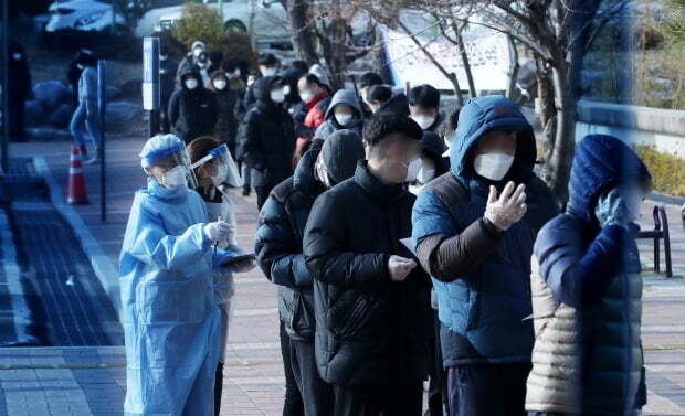 지난 5일 울산 동구보건소에 마련된 선별진료소에서 시민들이 코로나19 검사를 받기 위해 줄지어 서 있다. /사진=뉴스1