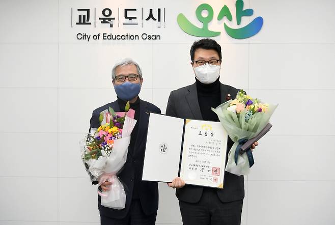 장인수 의장(오른쪽)이 ‘민주평화통일자문회의 의장(대통령) 표창’을 수상했다. / 사진제공=오산시의회