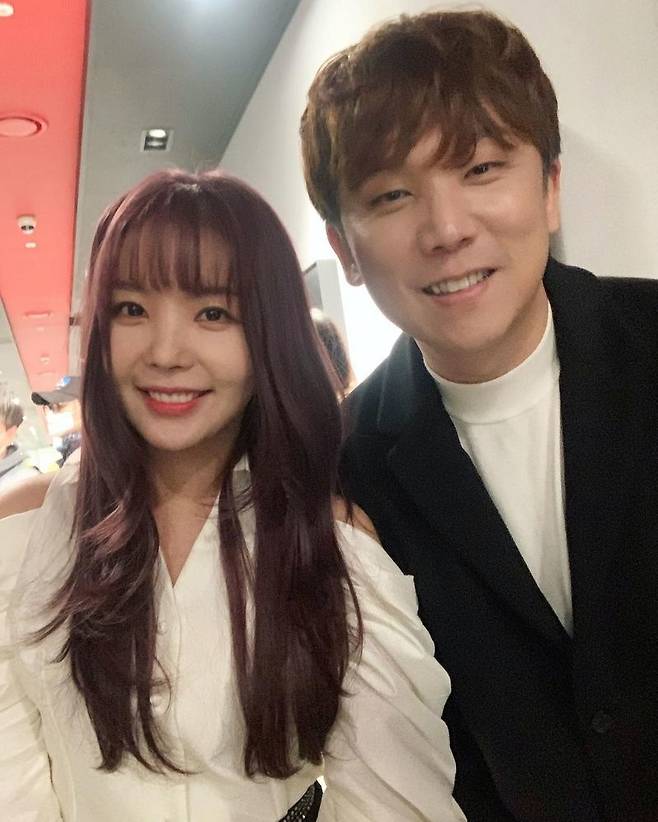 Singer Raina from the group after school released Selfie with Junggigo.On January 6, Raina wrote on his personal Instagram: I have a soundtrack with Junggigo.I think it is a song that goes well with this weather. Please listen a lot. In the open photo, Raina is smiling with Junggigo and taking a friendly selfie, especially focusing on the two smiling brightly.