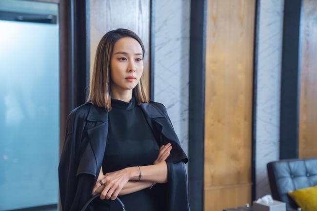 Cho Yeo-jeong, who is a Wind blood person, was caught visiting Husband Go Joons lawyers office unexpectedly.KBS 2TV Tree Drama Wind Fly Dead (played by Lee Sung-min / directed by Kim Hyung-seok / production Aesto) released the Three-way Face Danger of Fear still by Kang Yeo-ju (Cho Yeo-jeong)-Han Guizhou (Go Joon)-Go Mi-rae (Yon Woo).The photo shows the woman who visited Husband Guizhous office, and the woman dressed in all black is staring at the front with her arms folded.At the same time, there is a future in Guizhous office that has visited Guizhou.The appearance of Yeoju, which appeared at the extraordinary timing as if a red warning light was on the Wind Sensor of Yeoju toward Guizhou, is like a dead lion who came to catch the Wind Fin Husband.Guizhou, who is in a Danger where his wife will be caught in the future, is in a panic.Guizhou, who was looking at the future with fear, was caught in a hurry to grab the future wrist.Only his wife, Yeoju, amplifies the question of what will happen to the fate of Guizhou, a surrogate who threw his whole body to avoid the traces of Wind, and what will happen before Yeoju.