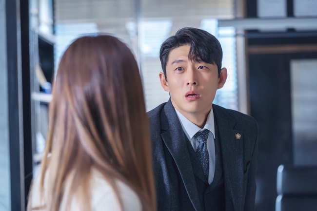 Cho Yeo-jeong, who is a Wind blood person, was caught visiting Husband Go Joons lawyers office unexpectedly.KBS 2TV Tree Drama Wind Fly Dead (played by Lee Sung-min / directed by Kim Hyung-seok / production Aesto) released the Three-way Face Danger of Fear still by Kang Yeo-ju (Cho Yeo-jeong)-Han Guizhou (Go Joon)-Go Mi-rae (Yon Woo).The photo shows the woman who visited Husband Guizhous office, and the woman dressed in all black is staring at the front with her arms folded.At the same time, there is a future in Guizhous office that has visited Guizhou.The appearance of Yeoju, which appeared at the extraordinary timing as if a red warning light was on the Wind Sensor of Yeoju toward Guizhou, is like a dead lion who came to catch the Wind Fin Husband.Guizhou, who is in a Danger where his wife will be caught in the future, is in a panic.Guizhou, who was looking at the future with fear, was caught in a hurry to grab the future wrist.Only his wife, Yeoju, amplifies the question of what will happen to the fate of Guizhou, a surrogate who threw his whole body to avoid the traces of Wind, and what will happen before Yeoju.