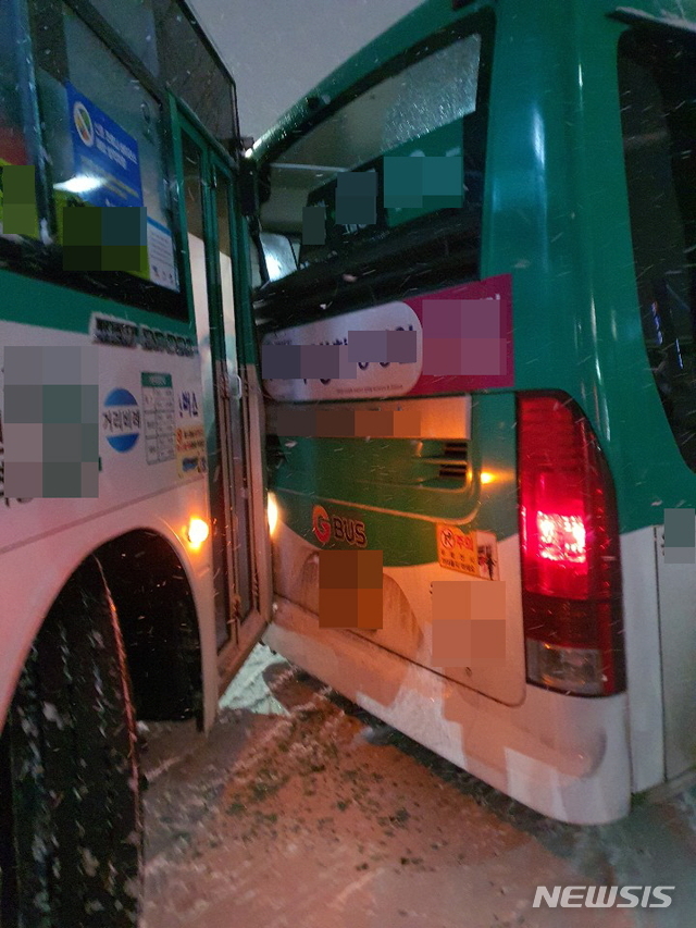 [수원=뉴시스] 박종대 기자 = 6일 오후 경기 수원역 로터리 인근 도로에서 시내버스 2대가 추돌했다. 2021.1.6. pjd@newsis.com (사진=독자 제공)