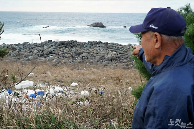 지난 2019년 일본 대마도 북서쪽에 위치한 사고만에서 우찌하마 수구레(78)씨가 70여 년 전 한국인 시신을 화장한 '히토야케바(사람 태우는 곳)'를 가리키고 있다.  고상현 기자