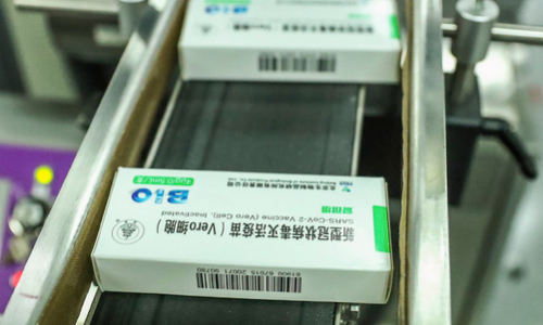 시노팜 베이징 공장의 생산라인에서 백신이 생산되고 있다. 뉴시스