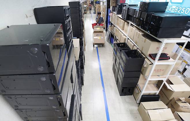 서울 용산구의 한 중고 PC 전문점에 중고 PC 물품이 한가득 쌓여있는 모습(기사와 관련 없음). 뉴시스