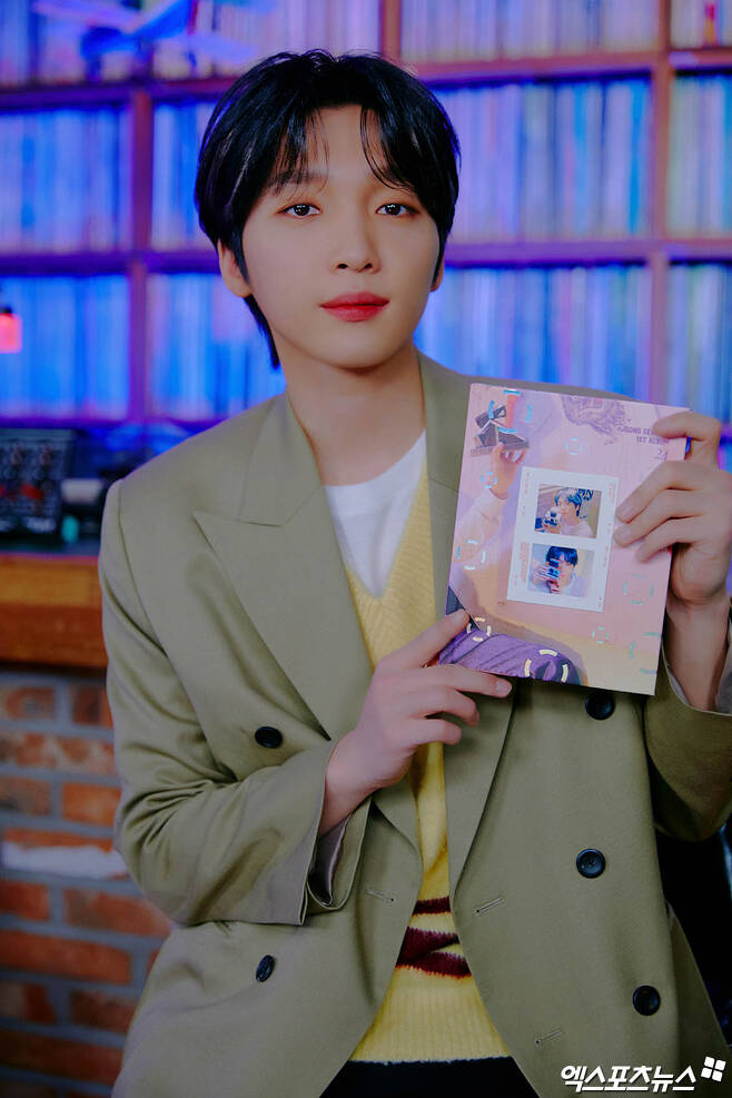 On the afternoon of the 6th, Singer Jeong Se-woons first music album 24 PART 2 release concert was broadcast live on Online.Jeong Se-woon, who attended the event, has photo time.
