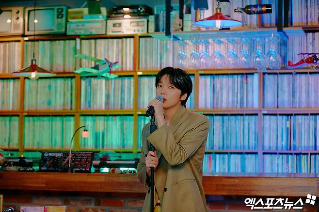 On the afternoon of the 6th, Singer Jeong Se-woons first music album 24 PART 2 release concert was broadcast live on Online.Jeong Se-woon, who attended the event, is showing the stage.