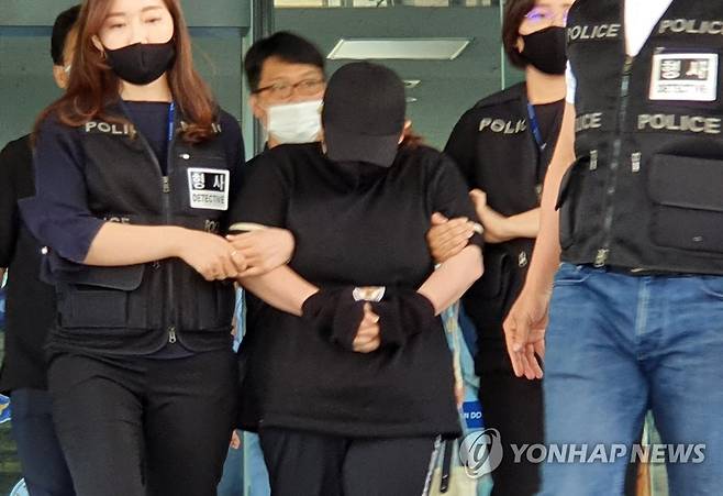9세 소년 가방에 가둬 숨지게 한 40대 여성 검찰 송치 모습 [연합뉴스 자료 사진]