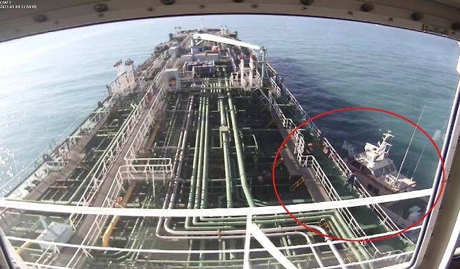 지난 4일 이란 혁명수비대에 나포되는 한국 국적 선박 ‘한국케미’ 모습. 오른쪽이 이란 혁명수비대가 타고 온 고속정이다. 사진은 나포 당시 CCTV 모습.(사진=연합뉴스)