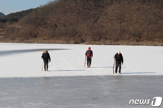 충북 옥천군 옥천읍 오대마을 주민들이 얼어붙은 대청호 위를 걸어서 읍내로 나가고 있다. (독자  제공)© 뉴스1