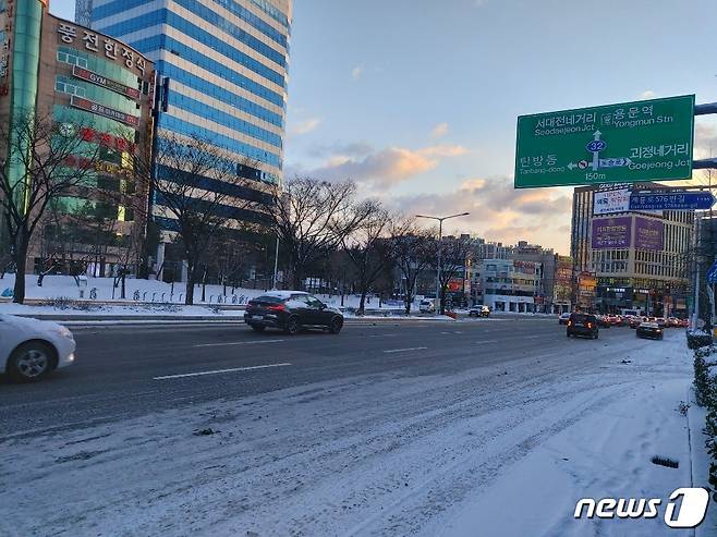 밤사이 많은 눈이 내린 대전의 한 도로가 7일 출근길에 눈이 녹지 않은채 얼어붙어 있다. © 뉴스1 송애진 기자