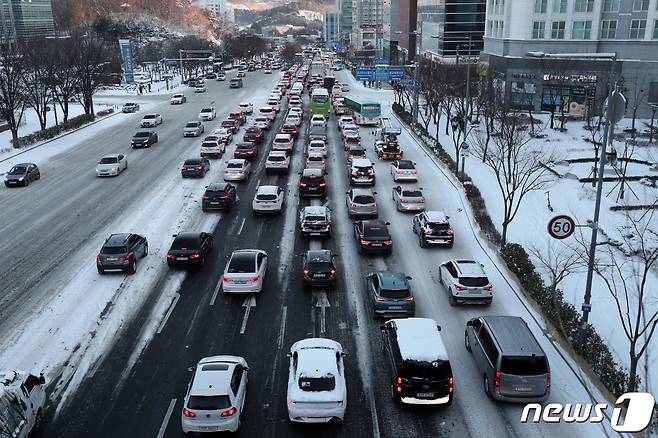 7일 오전 경기도 수원시 영통구 광교로에서 출근 차량들이 밤사이 내린 눈으로 서행하고 있다. 2021.1.7/뉴스1 © News1 조태형 기자