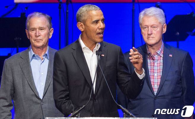 2017년 한 행사에서 찍힌 전직 미국 대통령들. 조지 부시(왼쪽부터), 버락 오바마, 빌 클린턴 전 대통령은 트럼프 지지자들의 의사당 난입을 강력히 비난했다.  © AFP=뉴스1