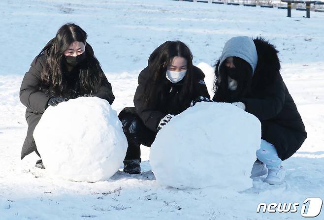 대전지역에 많은 양의 눈이 내린 가운데 7일 오후 대전 중구 복수동 유등천 일원에서 시민들이 눈사람을 만들고 있다. 2021.1.7/뉴스1 © News1 김기태 기자