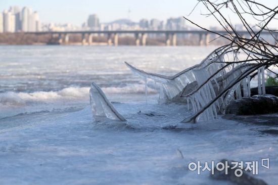 전국에 강추위가 찾아온 6일 서울 여의도 한강변에 얼음이 얼어 있다. /문호남 기자 munonam@