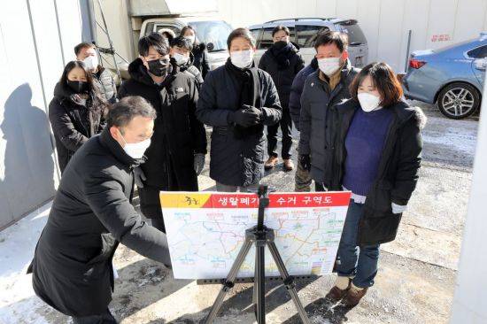 좌측 두번째부터 이승용 의원, 길기영 위원장, 윤판오 의원, 이화묵 의원