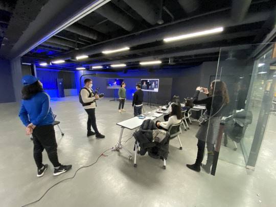 더블미 직원들이 3D 홀로그램 촬영시스템 '홀로포트' 기술을 시연하고 있다. 더블미 제공