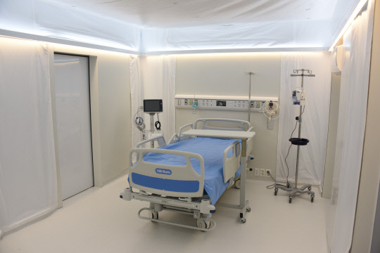 남택진 KAIST 교수 연구팀이 개발한 '이동형 음압병동' 내 병실 모습으로, 부품을 조합해 신속하게 음압병상이나 선별진료소 등으로 변형 또는 개조할 수 있다.



KAIST 제공