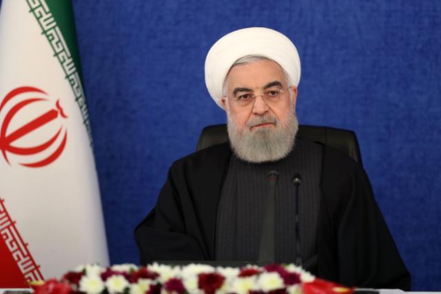 하산 로하니 이란 대통령이 7일(현지시간) 테헤란의 집무실에서 경제사업에 관한 화상 회의에 참석하고 있다. 연합뉴스