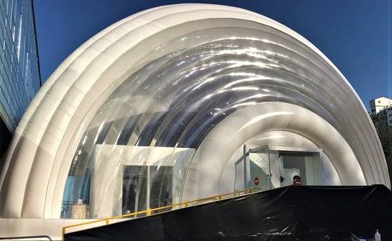 에어텐트로 만든 이동식 음압병동 외관. 문희철 기자