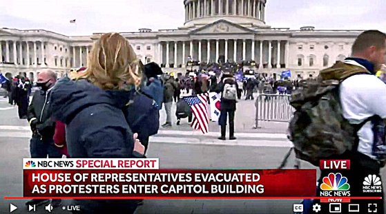 6일(현지시간) 워싱턴DC 미의회 의사당 난입시위 현장 생중계화면에 태극기와 성조기를 함께 든 시위자 모습이 포착됐다. 사진 방송화면 캡처