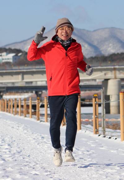 달리기를 하는 조웅래 회장. 혼자 달리기를 할 때는 마스크를 착용하지 않는다. 맥키스컴퍼니 제공