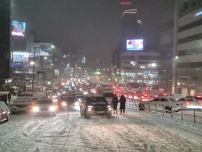 빙판 위에 멈춰선 차 서울 전역에 대설주의보가 발효된 6일 오후 서울 강남구 신사동 도산사거리 인근 도로에서 차량들이 멈춰 서 있다. 이날 서울시에는 적설량 3.7㎝의 눈이 내린 가운데 눈이 얼어붙어 차량들이 언덕을 오르지 못하면서 수시간 동안 정체가 지속됐다.  [이승환 기자]