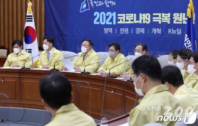 (서울=뉴스1) 신웅수 기자 = 김태년 더불어민주당 원내대표가 7일 서울 여의도 국회에서 열린 정책조정회의에서 발언하고 있다. 2021.1.7/뉴스1