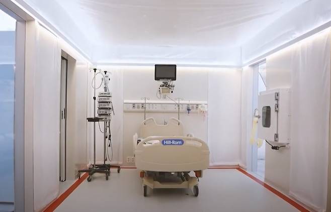 카이스트(KAIST) 코로나 대응 과학기술뉴딜사업단이 개발한 ‘이동형 음압병동’ 내부/사진=KAIST