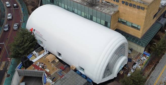 카이스트(KAIST) 코로나 대응 과학기술뉴딜사업단이 개발한 ‘이동형 음압병동’이 한국원자력의학원에 설치된 모습/사진=KAIST