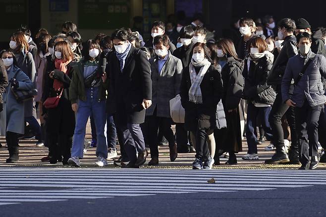 일본 정부가 신종 코로나바이러스 감염증(코로나19) 확산 방지를 위해 수도권에 긴급사태를 선언할 예정인 가운데 7일 마스크를 쓴 도쿄 시민들이 시부야 지역의 횡단보도를 건너고 있다. 이날 도쿄도에서는 처음으로 2천명을 넘는 코로나19 신규 확진자가 확인됐다. [연합]