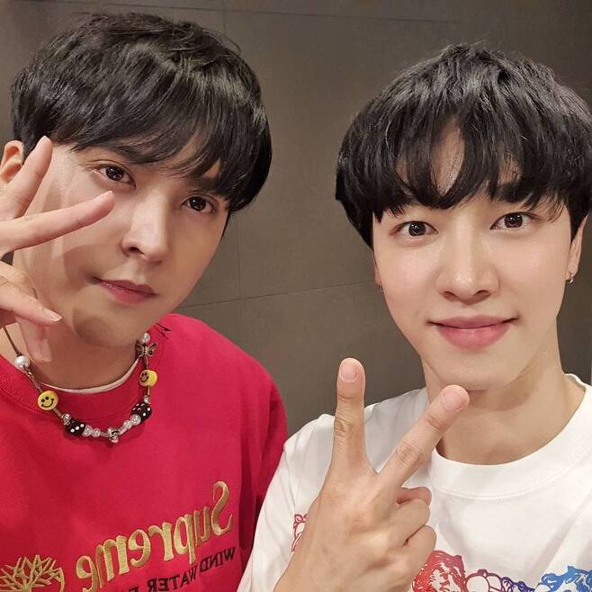 Group Highlight member Lee Gi-kwang showed a friendly two-shot with Son Dong-woon.Lee Gi-kwang posted a picture on his instagram on January 6 with an article entitled Day with Son Nam Shin DNPN.Lee Gi-kwang and Son Dong-woon stand side by side and stare at the camera while posing V.Both of them thrilled fans by showing off their beautiful looks during their unwavering warm-up in their 12th year of debut.Meanwhile, Son Dong-woon was the head of the Highlight member in December last year, and Lee Gi-kwang was the head of the Highlight member in November.In addition, he also announced a full comeback this year.