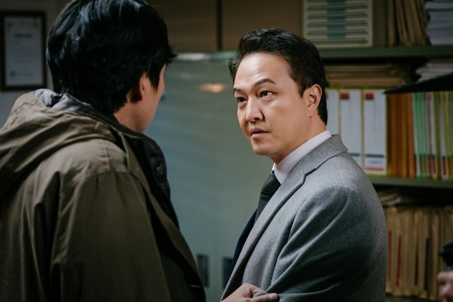 Jung Woo-sung and Jung Woong-in, who are flying, are again sharply opposed.SBS gilt drama Flying Gaecheon Yong (director Kwak Jung-hwan, playwright Park Sang-gyu, Planning & Production Studio & New, Investment Wave) captured the unusual air currents of Park Sam-soo and Jang Yoon-seok (Jung Woong-in) on January 7.I wonder what the end of their uncanny relationship, which is friendly or enemy, will look like.The atmosphere of Park Sam-soo and Jang Yoon-seoks day in the photo released on the day heightens tension. The two people who laughed and laughed and were busy seeing each others weaknesses.However, Park Sam-soo, who expresses his anger toward Jang Yoon-seok, predicts their confrontation, while Jang Yoon-seoks cold eyes are also interesting.The two people who have set up a confrontation angle by keeping the line even in the gap that has not been narrowed, raise their curiosity by foreshadowing the change of relationship with the atmosphere that is quite different from the previous one.In the last broadcast, Park Tae-yong was in crisis due to the controversy over the violation of the donation law by Jang Yoon-seoks scheme.In order to persuade Park Tae-yong, who appeared in the news and revealed his innocence, the elite group proposed to run for the general election.Those who even included the defendant Kim Doo-sik (Ji Sun-yang) began to invalidate the New Trial trial in Ohseong City as planned, but it was not Park Tae-yong to give up.One of the authenticity of Kim Doo-sik, who succeeded in convincing him, was in a thrilling counterattack.Their meeting is drawing attention.The confrontation and relationship change between Park Sam-soo and Jang Yoon-seok is one of the main points of observation in the second half, said the production team of Fly, adding, You can expect the Acting Poten of Jung Woo-sung and Jung Woong-in.